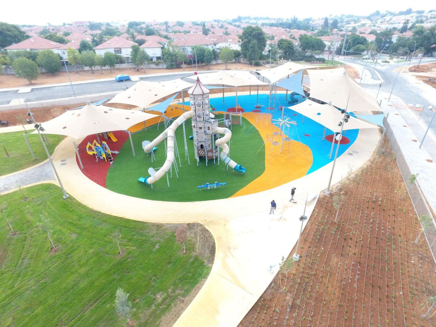 מתקני משחקים | מתקן מגלשות וטיפוס מונגש | מתקני שעשועים