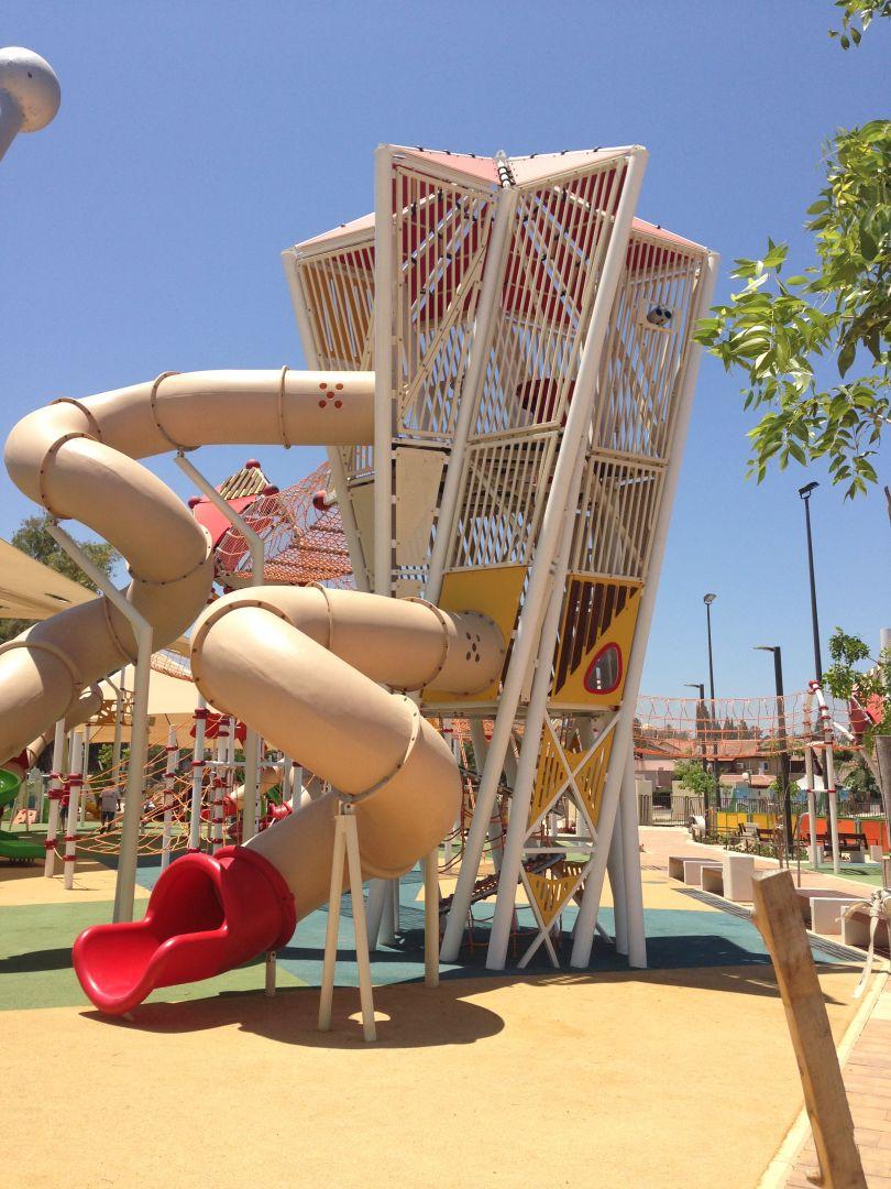 מתקני משחקים| מתקן טיפוס ומגלשות אתגרי | מתקני שעשועים