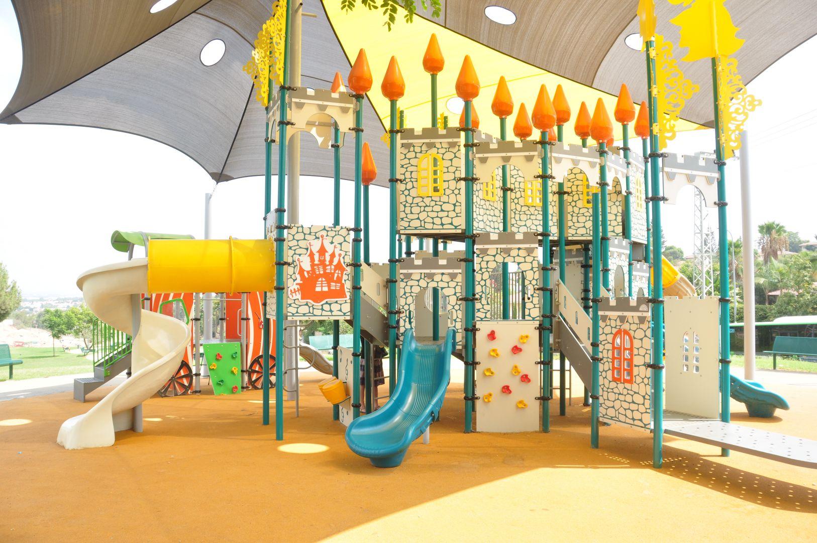 מתקני משחקים | פרויקט פארק ז'בוטינסקי ראש העין | מתקן מגלשות וטיפוס מונגש | מתקני שעשועים